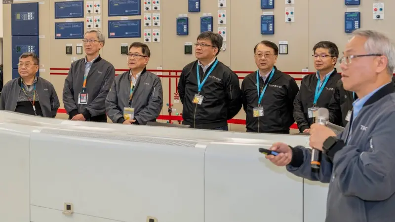 ▲今(11)日由台電董事長曾文生（左四）親赴桃園國際機場，與桃機公司董事長楊偉甫（左三）率領同仁共同會勘，瞭解機場供電情形。（圖／台電提供）