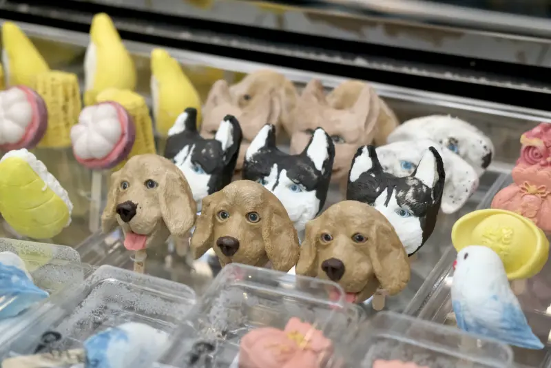 ▲來自泰國、以立體水果造型聞名的藝術冰品「icedea」進軍台灣市場，首家分店在漢神巨蛋，相當擬真又可愛的外型，吸引民眾爭相購買。（圖／記者葉盛耀攝）