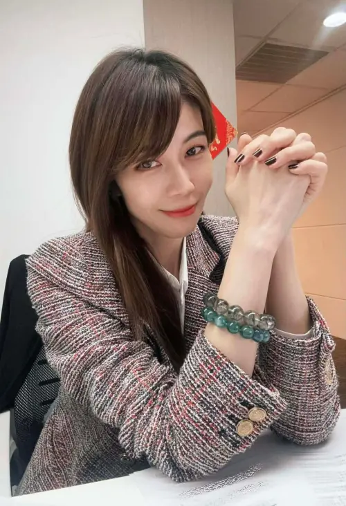 ▲周晨儀律師挑選水晶的標準，最重要的第一考量是「眼緣」。（圖／律師周晨儀提供）