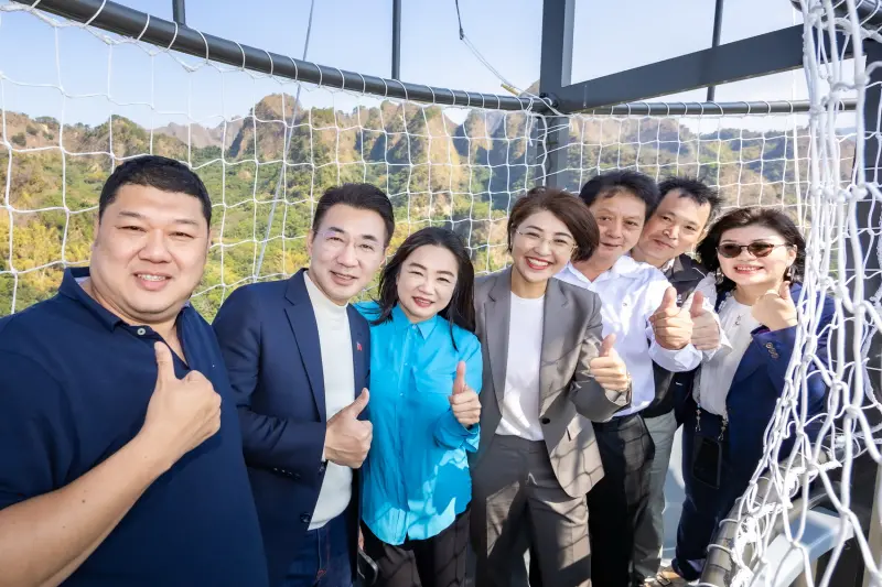 ▲許淑華邀江啟臣等人一起搭氦氣球，並祝福江啟臣步步高升。（圖／南投縣政府提供，2026.02.11）