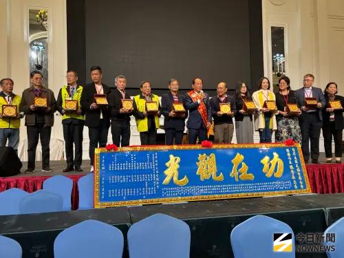 ▲第九屆總會長林務局長卸下重任，獲頒超大「功在觀光」匾額。（圖／記者金武鳳攝，2026.2.11)