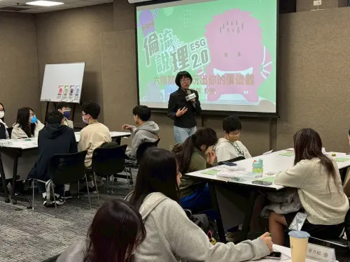 ▲中華企業倫理教育協進會理事長胡秀華則特別為高中生設計貼近校園生活的個案卡，引導學生從自身經驗出發思考倫理議題。（圖／信義房屋）