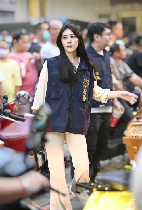 ▲擔任刑警的林宜敬外型亮麗，和女星韓瑜有十分神似。（圖／翻攝自陣頭舞姬臉書）