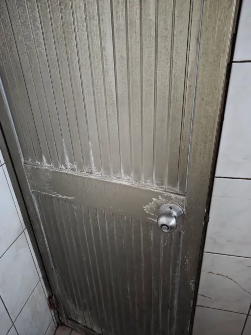 ▲原PO貼出的浴室鋁門布滿水垢，許多人推薦可用檸檬酸清潔。（圖／翻攝自我愛全聯-好物老實說臉書社團）