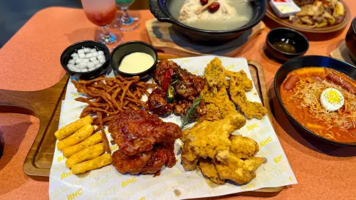 ▲BHC炸雞特製醬汁多達約14種。（圖／記者蕭涵云攝）