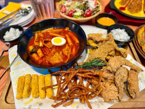 ▲BHC炸雞除了星星炸雞，現在信義ATT二店吃得到26款韓食新菜；「韓食炸雞聚餐盤」499元。（圖／記者蕭涵云攝）