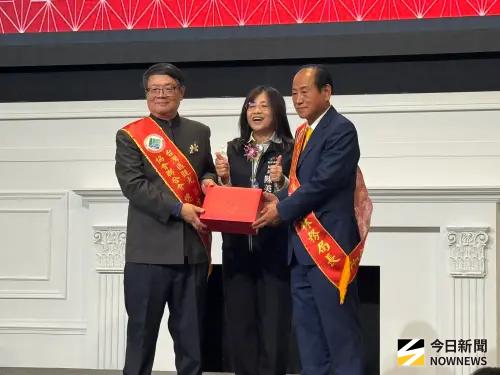 ▲台灣區觀光協會聯合會今(11)日舉辦新、卸任總會長交接典禮，由台中市觀光旅遊局長陳美秀監交。（圖／記者金武鳳攝，2026.2.11)