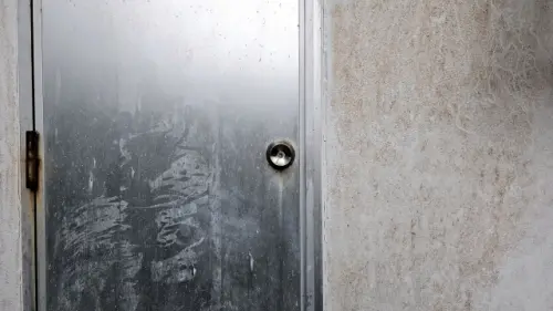 浴室鋁門布滿白斑！他急問解法　內行狂推「檸檬酸水」免刷超乾淨
