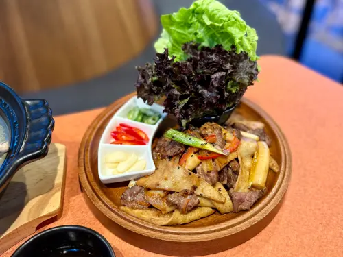 ▲「韓式宮廷年糕」豬肉319元、牛肉339元。（圖／記者蕭涵云攝）