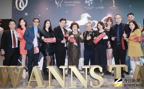 ▲這次的活動周遊（左6）也參與其中，她表示這次的選美跟一般的不一樣，「我們是用愛心、用健康去做，為社會服務的那種選美」。（圖／記者吳翊緁攝影）