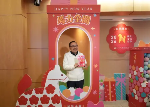 ▲新北市長侯友宜分享，春節期間到新北博物館與「馬力全開禮物盒」合影，上傳指定貼文即可兌換限量馬年貼紙。（圖／新北文化局提供）