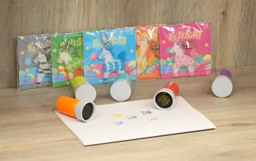 ▲「馬力全開・福氣滿載」文化走春活動，規劃打卡送貼紙、消費滿額「轉好運扭蛋」，獎項包含馬年吊飾、馬年限定印章等好禮。（圖／新北文化局提供）