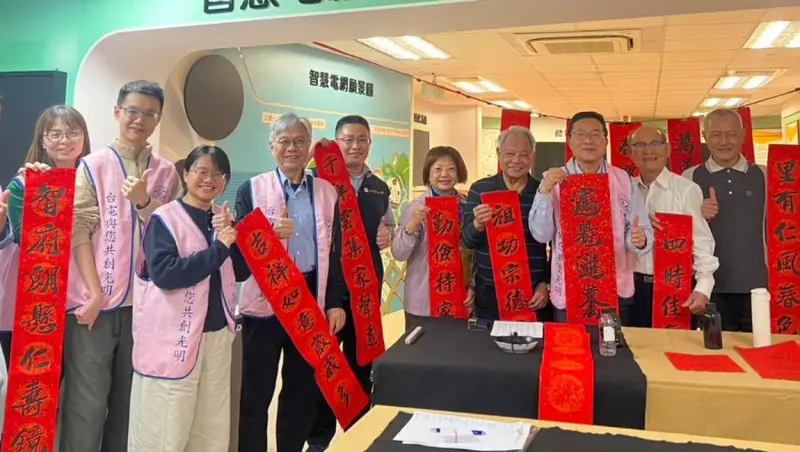 ▲台灣電力公司鳳山區營業處舉辦馬年迎春揮毫贈春聯活動，吸引洽公民眾把握洽辦業務空檔熱情參與，場面洋溢著濃厚年節氣氛。(圖／台電鳳山區營業處提供)
