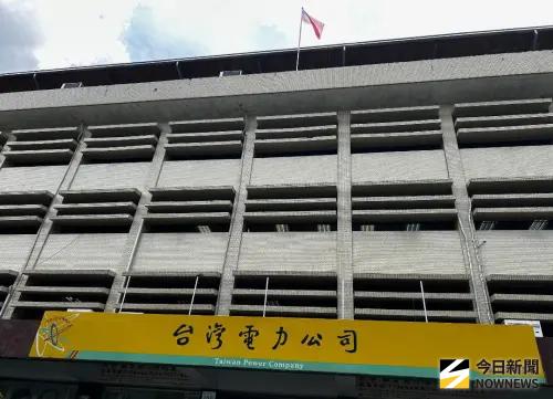 ▲台灣電力公司鳳山區營業處舉辦馬年迎春揮毫贈春聯活動。(圖／記者黃守作攝)