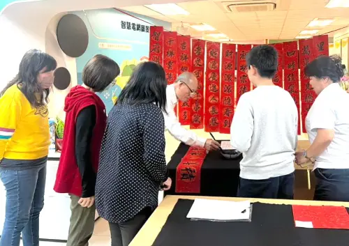 ▲台灣電力公司鳳山區營業處舉辦馬年迎春揮毫贈春聯活動，吸引洽公民眾把握洽辦業務空檔熱情參與。(圖／台電鳳山區營業處提供)