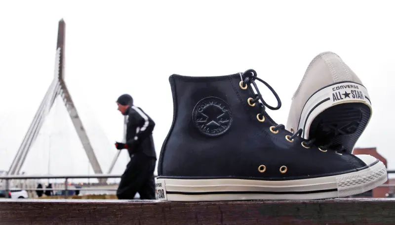 ▲帆布鞋霸主Converse全球營收大幅下滑，圖為品牌最著名的Chuck Taylor鞋款擺設。（圖／美聯社／達志影像）