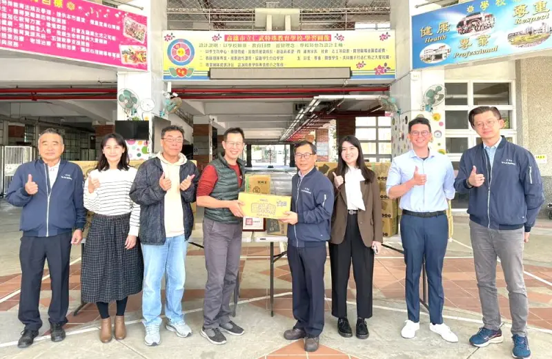 ▲台灣中油公司煉製事業部大林煉油廠到高雄市仁武區仁武特殊教育學校，進行喜迎馬年到來春節送暖愛心致贈活動。(圖／中油大林煉油廠提供)