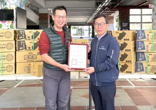 ▲中油公司大林煉油廠到高雄市仁武區仁武特殊教育學校，進行喜迎馬年到來春節送暖愛心致贈活動，該校校長戴官宇(左)致贈感謝狀給中油公司大林煉油廠，由副廠長陳福榮(右)代表接受。(圖／中油大林煉油廠提供)