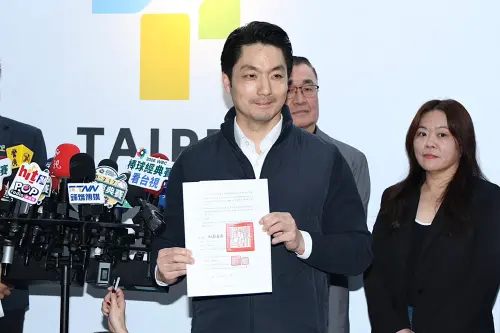 Taipei Mayor Chiang showcases the signed contract with Nvidia. (TCN)
