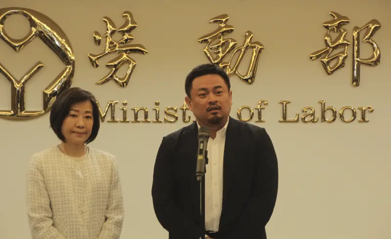 ▲洪申翰解釋，並不能說所有人都會受影響，否則會造成誤解，也提到過年後會與經濟部籌組「勞資政」對話機制。（圖／記者鍾泓良攝影）