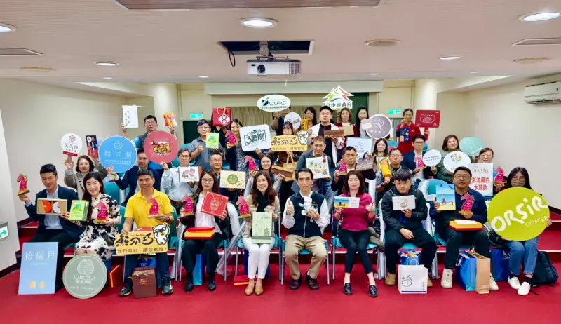 ▲台中市工策會搶在年節前，今日舉辦第17屆台中市十大伴手禮頒獎會，由頒發20座首獎獎盃，希望帶動年節伴手禮買氣。（圖／工策會提供）