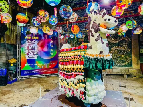 ▲普濟燈會本屆主燈作品「等一下馬」，由藝術研究所學生蔣昕哲與馬慕恩聯手創作。(圖／普濟文史研究協會提供https://www.facebook.com/phochetian/)