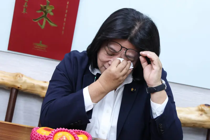 ▲每每除夕團圓都會想起已逝家人，讓王美惠受訪時忍不住落淚，坦言自己並不愛過年。（圖／記者朱永強攝）