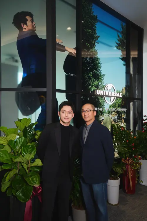 ▲曾宇謙（左）開箱環球音樂台北新辦公室，看到星光熠熠的海報，包括泰勒絲、郎朗，令他備感榮幸。右為環球音樂台灣董事總經理謝定原。（圖／環球音樂提供）