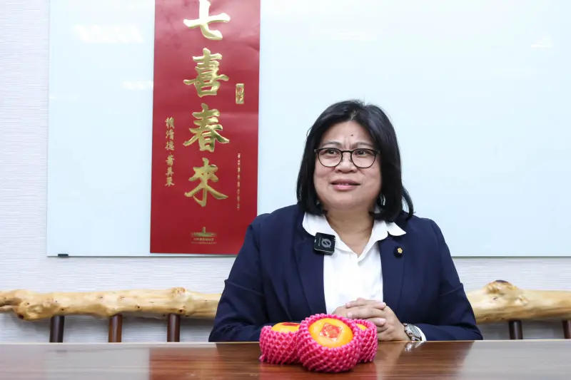    ▲王美惠表示現在自己除夕就是在服務處，復刻媽媽的手藝，煎魚、煎香腸簡單用幾道菜自己吃。（圖／記者朱永強攝）  