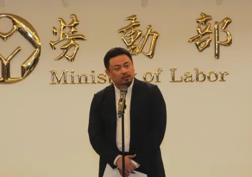 ▲勞動部長洪申翰針對勞保最高級距凍漲 10 年問題，允諾 2 個月內提出調升評估，確保勞工退休老本。（圖／記者鍾泓良攝）