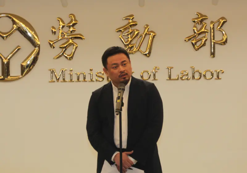 ▲洪申翰今（11）日被問到泰博公司時，態度堅定地撂狠話，強調無論是本國勞工或移工，《工會法》都有保障其結社權，「昨天的解僱行為是嚴重的打壓勞工結社權，不管是本勞或移工，我們絕不容忍。」（圖／記者鍾泓良攝影）