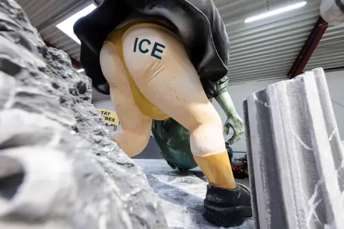 ▲德國梅因斯（Mainz）一年一度的「玫瑰星期一」（Rose Monday）狂歡節大遊行即將登場，主辦單位搶先曝光花車。（圖／美聯社／達志影像）