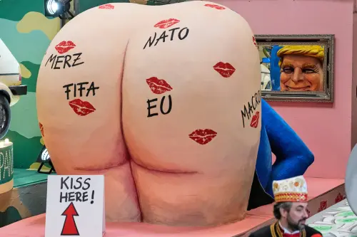 ▲德國梅因斯（Mainz）一年一度的「玫瑰星期一」（Rose Monday）狂歡節大遊行即將登場，主辦單位搶先曝光花車。（圖／美聯社／達志影像）