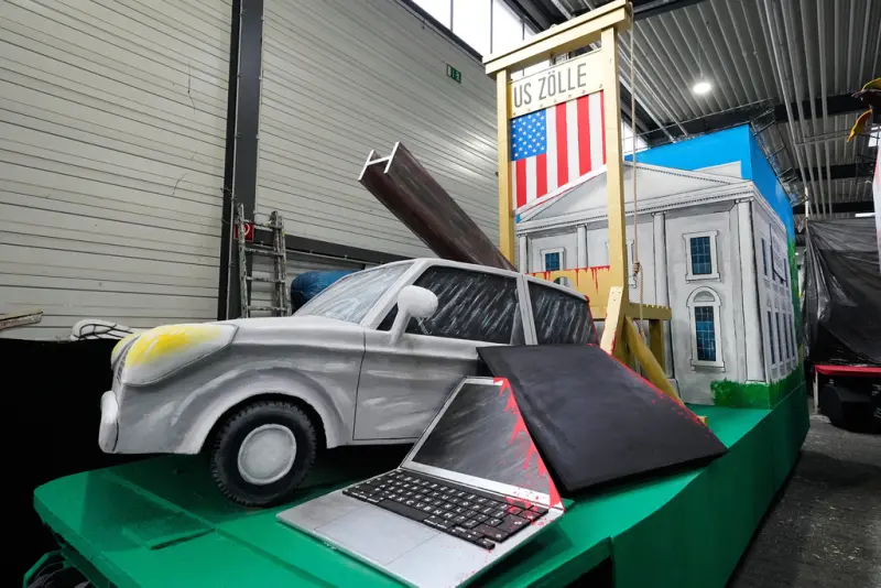    ▲德國梅因斯（Mainz）一年一度的「玫瑰星期一」（Rose Monday）狂歡節大遊行即將登場，主辦單位搶先曝光花車。（圖／美聯社／達志影像）  