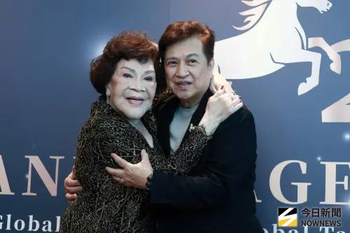 ▲周遊（左）春節期間將與全家人到泰國旅遊，透露除了包辦所有旅費，還會包紅包。（圖／記者吳翊緁攝影）