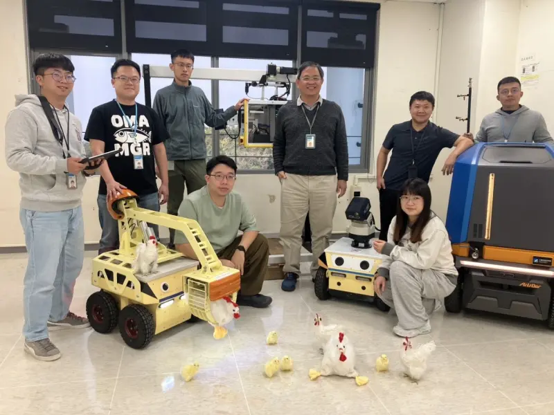 ▲工研院團隊打造「智慧雞舍管理巡檢機器人」，準確辨識雞隻狀態與體溫，即使在擁擠的雞舍中穿梭，也不會傷害雞隻，提升防疫效率與雞隻健康。（圖／工研院提供）