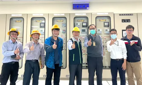 ▲台電鳳山區營業處處長黃明舜(中)率隊拜訪高雄長庚醫院，與工務副處長許超仁(右3)共同討論電力調度情形，以確保醫療用電穩定。(圖／台電鳳山區營業處提供)