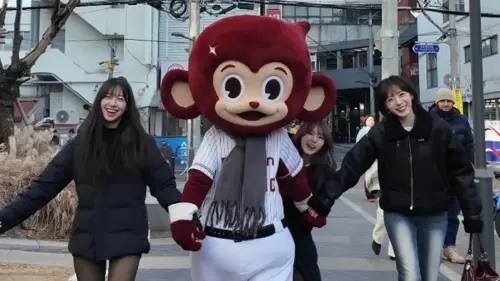 ▲禹洙漢（左起）、廉世彬與河智媛被稱作「樂天韓籍三本柱」，人氣極高。（圖／樂天桃猿提供）