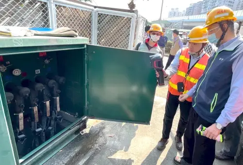 ▲台電高雄區營業處電務副處長孫繼祖(右1)率隊到高雄榮總，辦理外線供電設備全面點檢，並會同各單位機電人員針對內線責任分界點設備及用戶端保護電驛進行檢視與技術交流，以強化整體供電安全與應變機制。(圖／台電高雄區營業處提供)