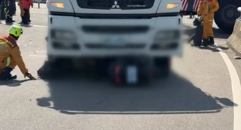 ▲台中烏日溪南橋下匝道11日發生死亡車禍，預拌混凝土車右轉時與雙載機車碰撞，23歲雙胞胎兄弟1死1傷。哥哥當場不治，弟弟重傷送醫，事故原因仍待警方釐清。（圖／翻攝畫面）