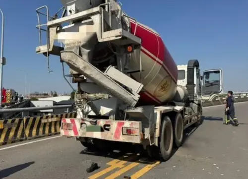 ▲台中烏日溪南橋下匝道11日發生死亡車禍，預拌混凝土車右轉時與雙載機車碰撞，23歲雙胞胎兄弟1死1傷。哥哥當場不治，弟弟重傷送醫，事故原因仍待警方釐清。（圖／翻攝畫面）