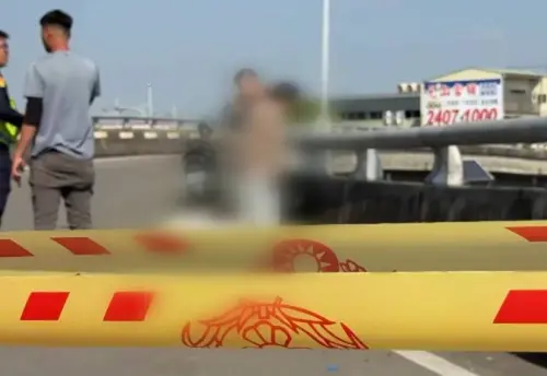 ▲事故發生時，蘇家大哥騎車在後方，親眼目睹雙載的雙胞胎弟弟遭預拌車撞擊，當場情緒潰堤、難過得說不出話。父親趕到現場後亦難以接受噩耗，場面哀痛沉重。（圖／翻攝畫面）