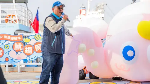 ▲旗后商圈原創IP角色「魷福」亮相，成為拍照亮點，為春節走春增添趣味。（圖／翻攝畫面）