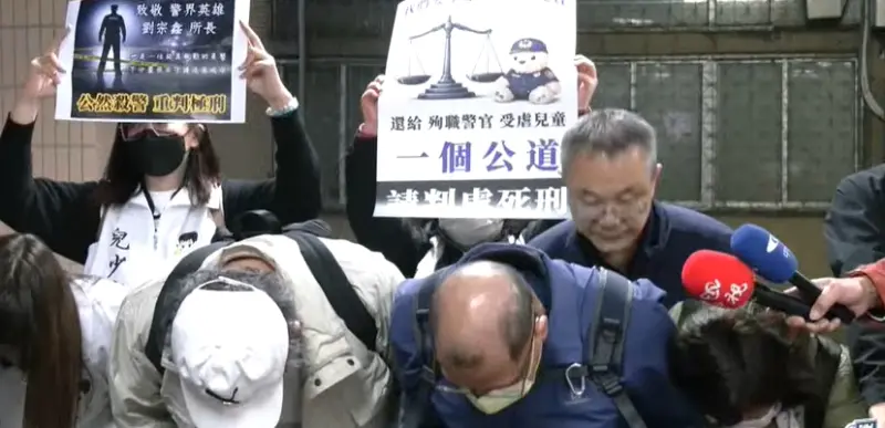 ▲陳嘉瑩毒駕拖行所長致死，遭新北地院國民法庭判死刑，劉父（中）哽咽稱正義不會遲到，並向社會大眾鞠躬致謝。（圖／翻攝畫面）