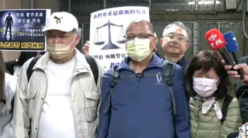 ▲陳嘉瑩毒駕拖行所長致死，遭新北地院國民法庭判死刑，劉父（中）哽咽稱正義不會遲到，並向社會大眾鞠躬致謝。（圖／翻攝畫面）