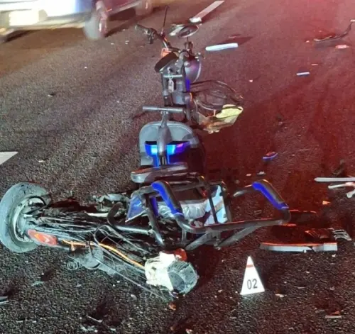 ▲苗栗竹南國3北上路段11日晚間發生事故，老翁騎電動輔助三輪車誤闖國道並逆向行駛，與兩車碰撞後倒地，傷重身亡。（圖／翻攝畫面）