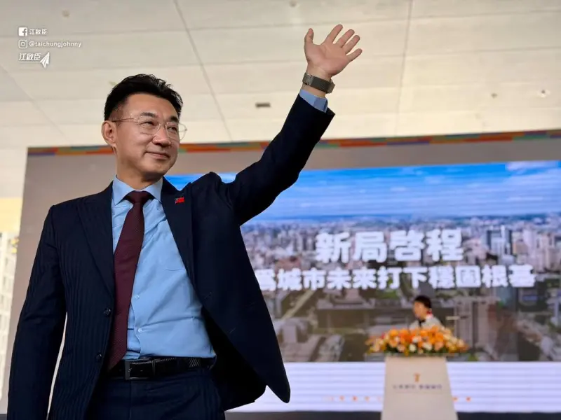 ▲江啟臣慣穿的的安倍色西裝，彰顯政治人物的沉穩、保守、權力感。（圖／江啟臣提供，2026.02.18）