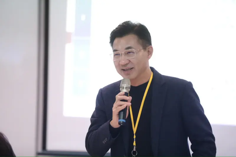    ▲黑色立領衫是百搭經典款，江啟臣認為熟男都值得擁有一件。（圖／台中市政府提供，2026.02.18）  