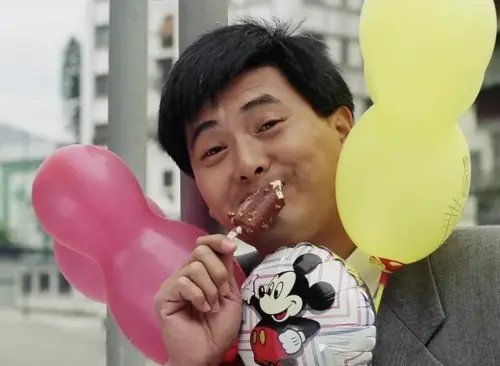 ▲周潤發在《賭神》也有輕鬆逗趣的演出。（圖／摘自IMDb）