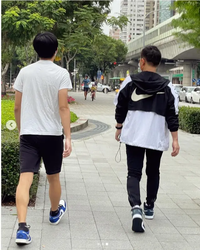    ▲江啟臣難得用一張背影圖秀兒女，身上的外套是女兒挑的。（圖／江啟臣提供，2026.02.18）  